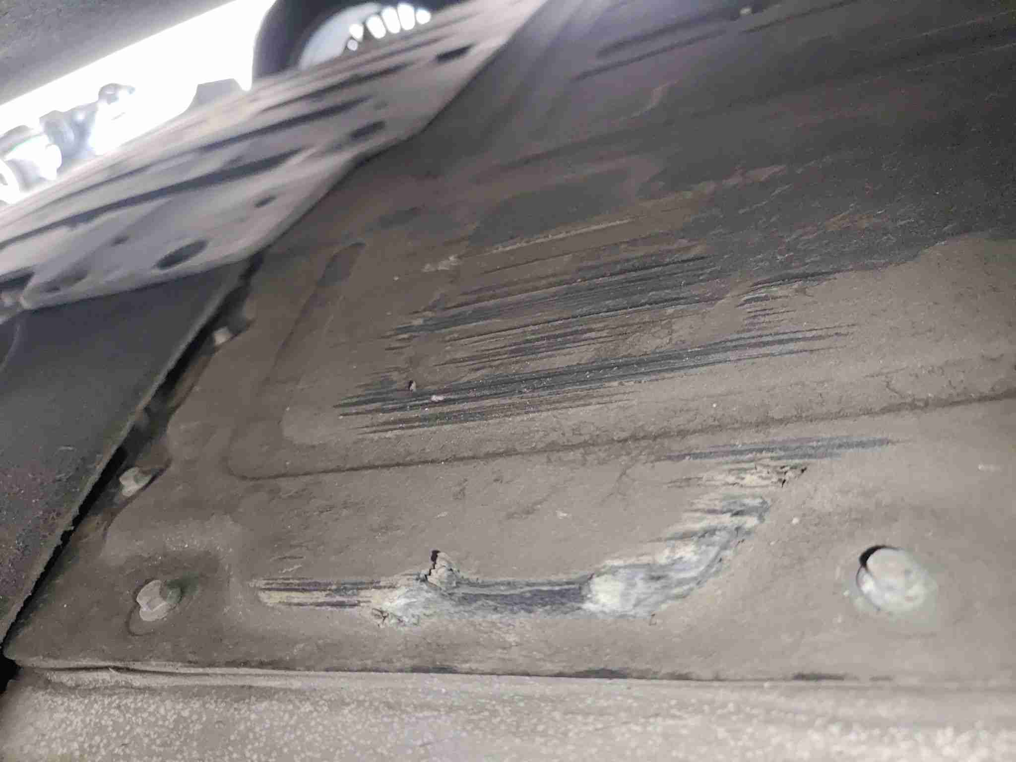 动力电池箱底板剐蹭实拍