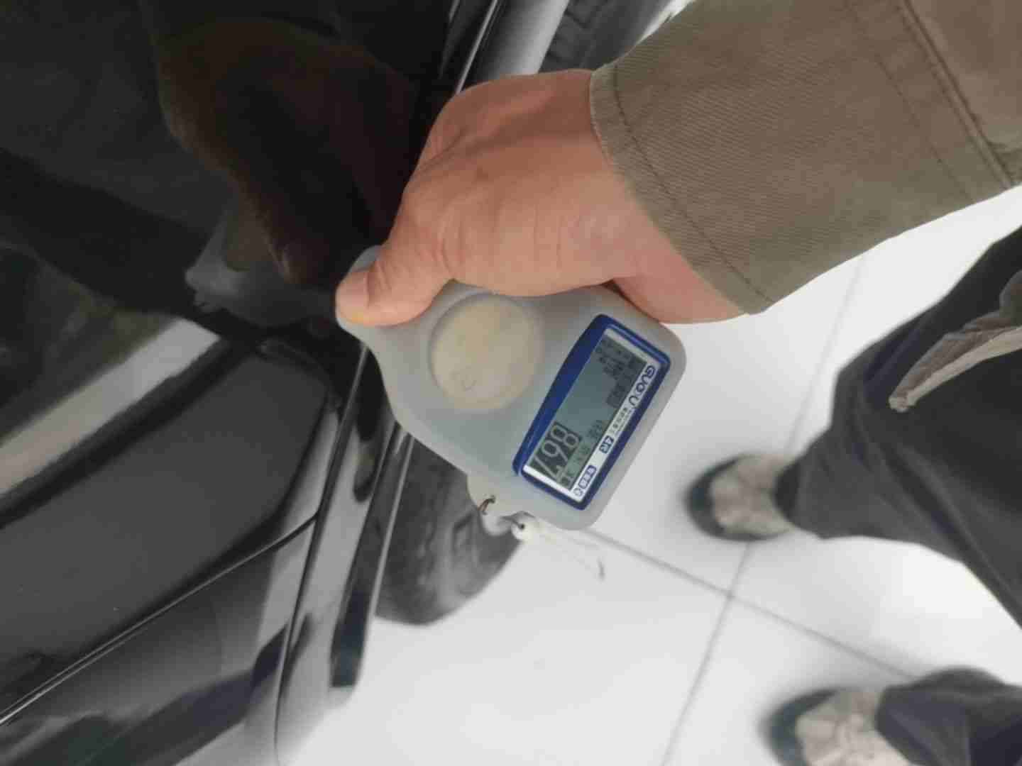 右后翼子板漆面修复情况