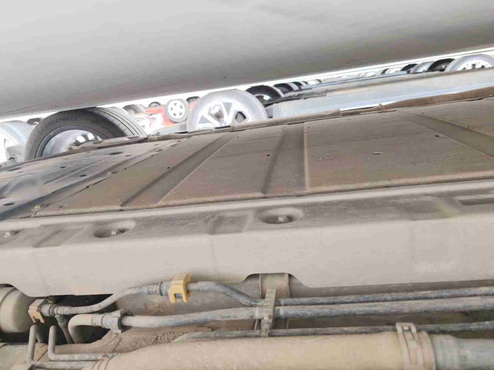 动力电池箱底护板剐蹭痕迹实拍