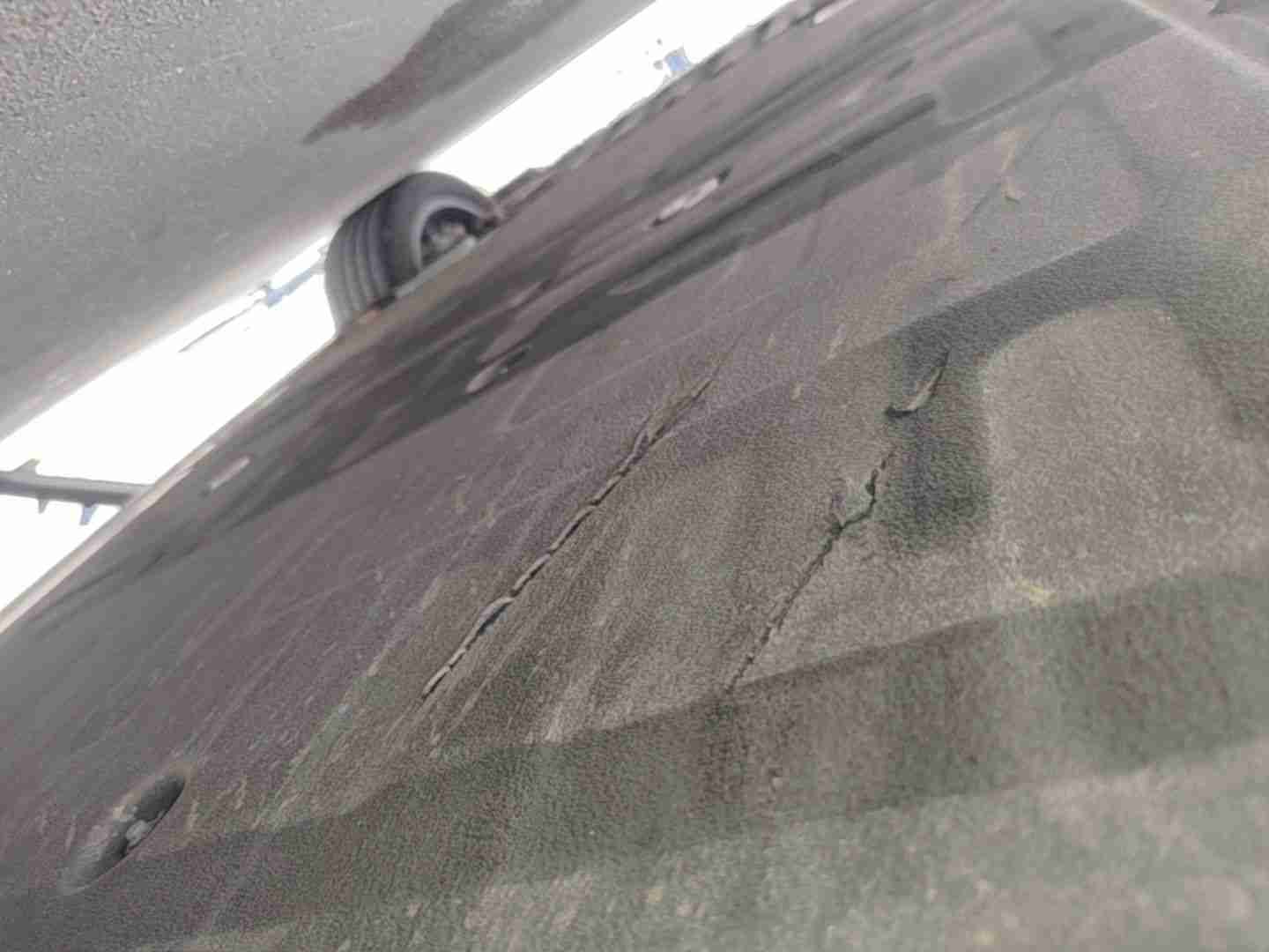 动力电池箱底护板剐蹭痕迹实拍