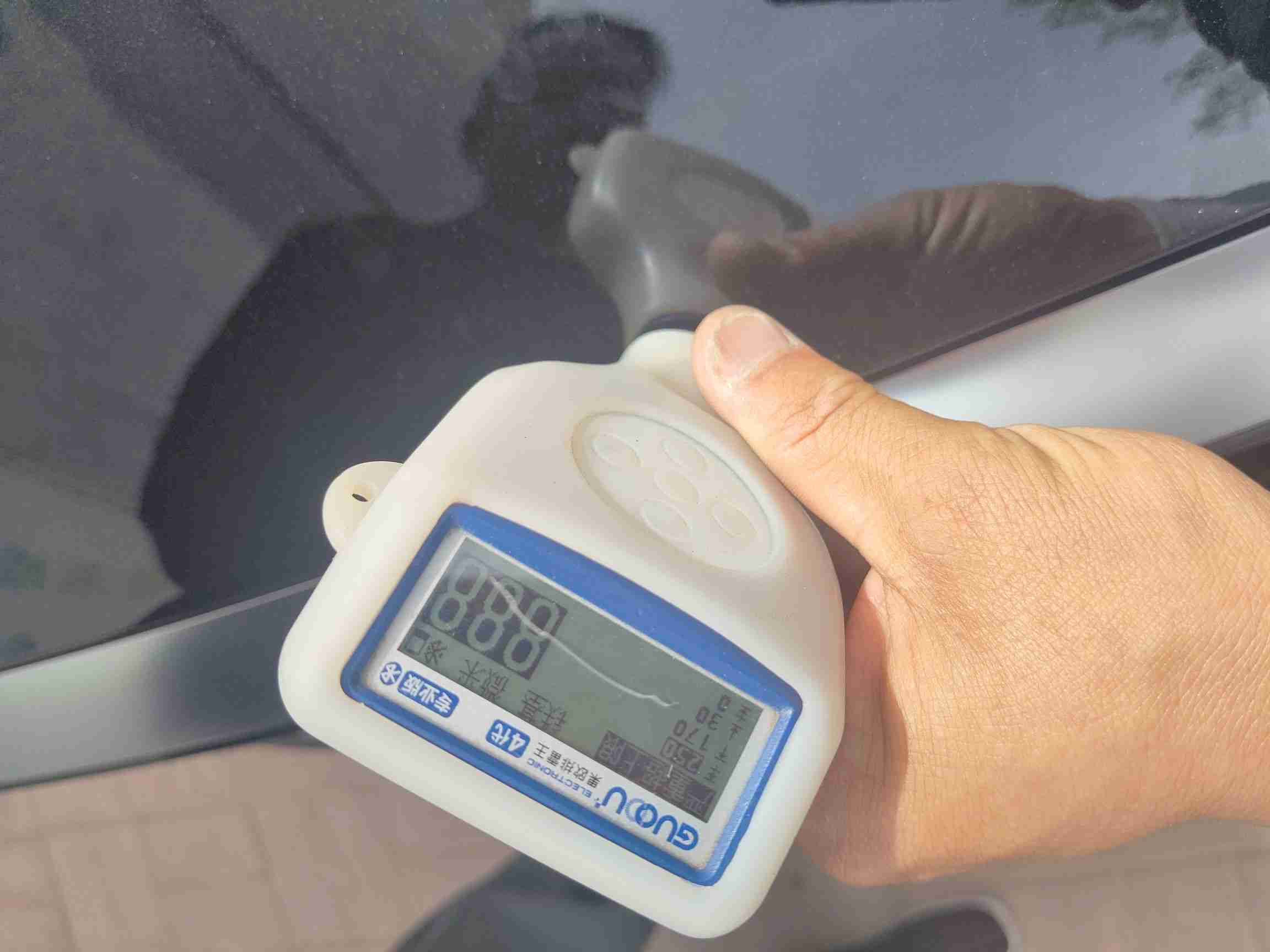 发动机舱盖钣金修复痕迹实拍