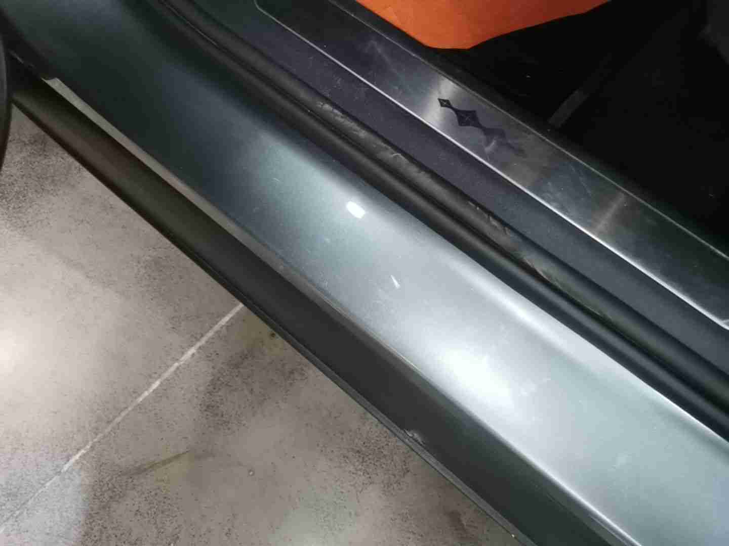 左侧门槛梁修复痕迹实拍
