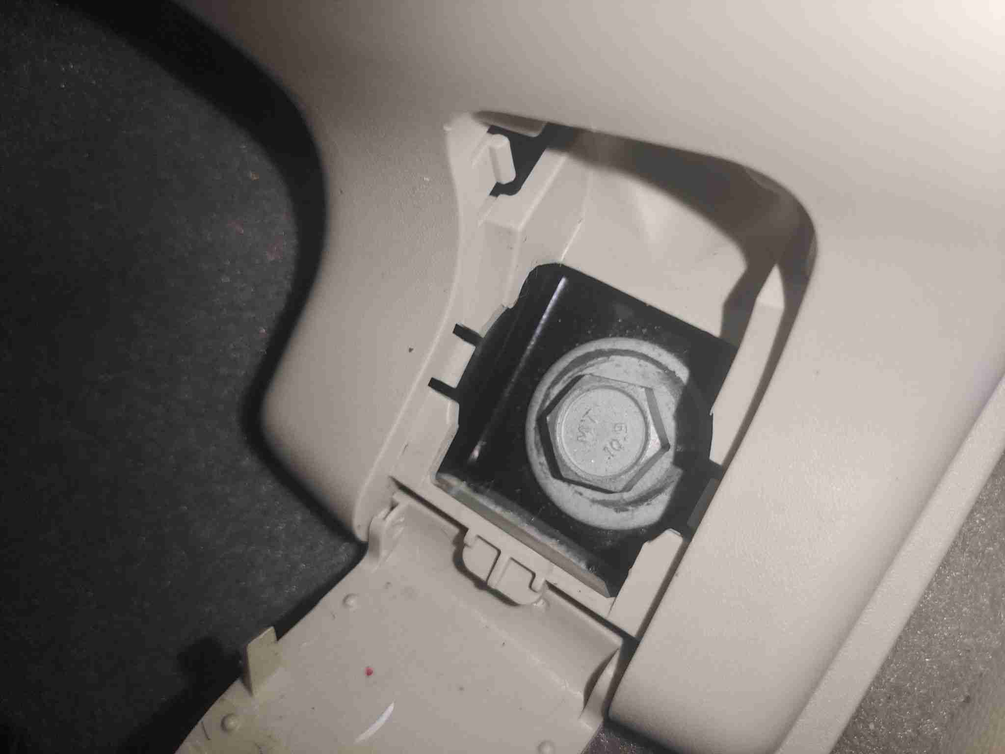 左前座椅滑轨拆卸痕迹实拍
