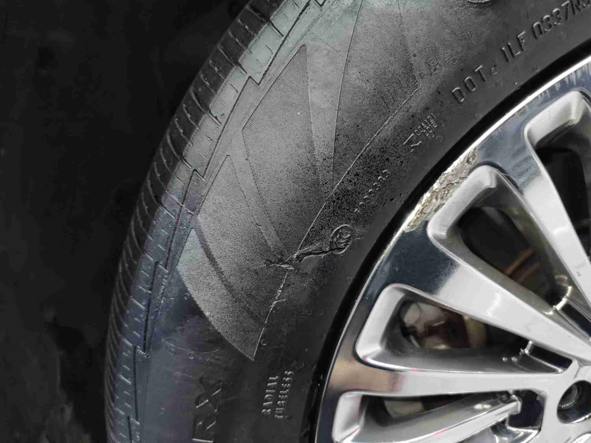 右前轮胎侧面破损实拍