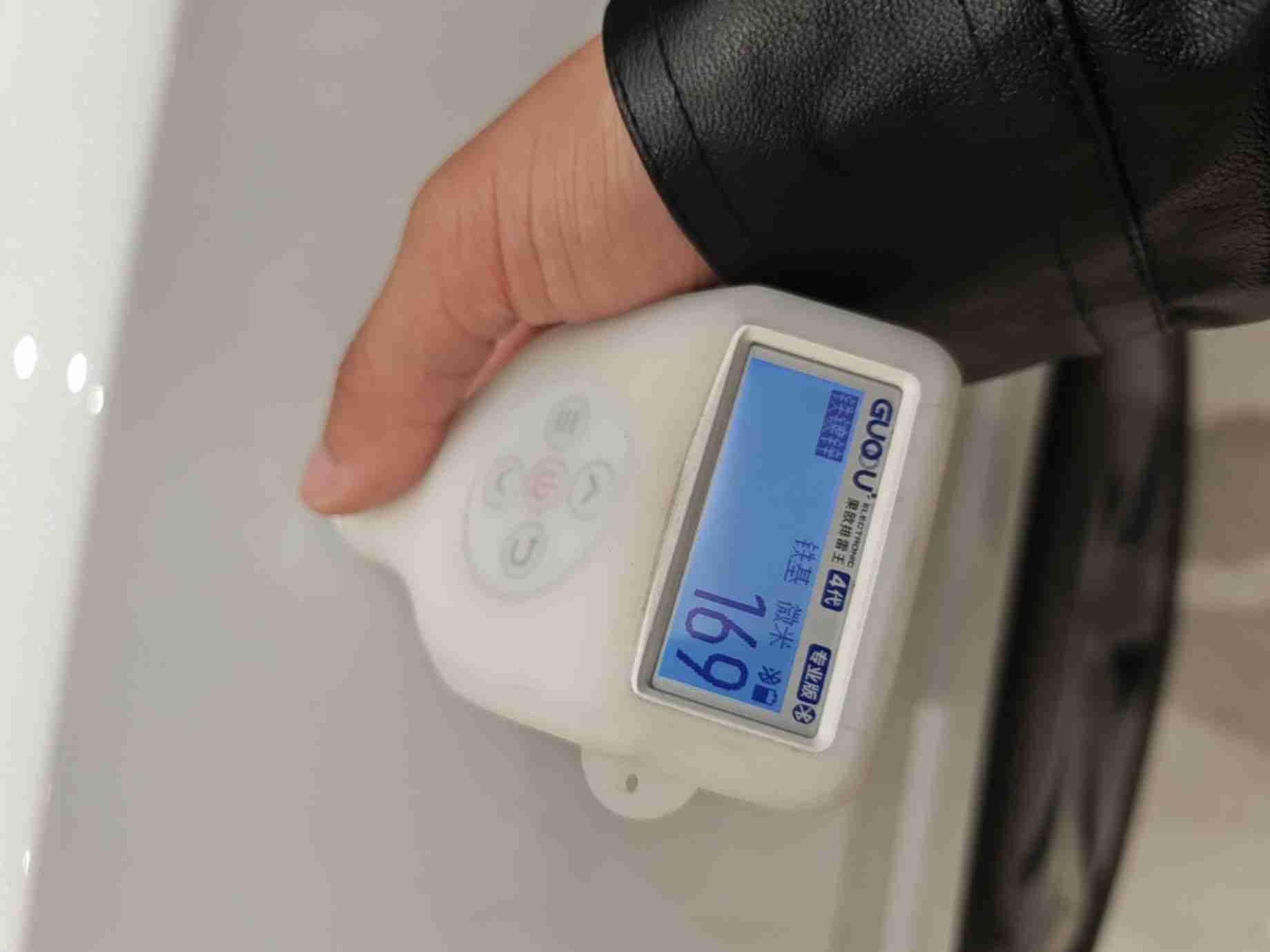 右后翼子板漆面修复情况实拍