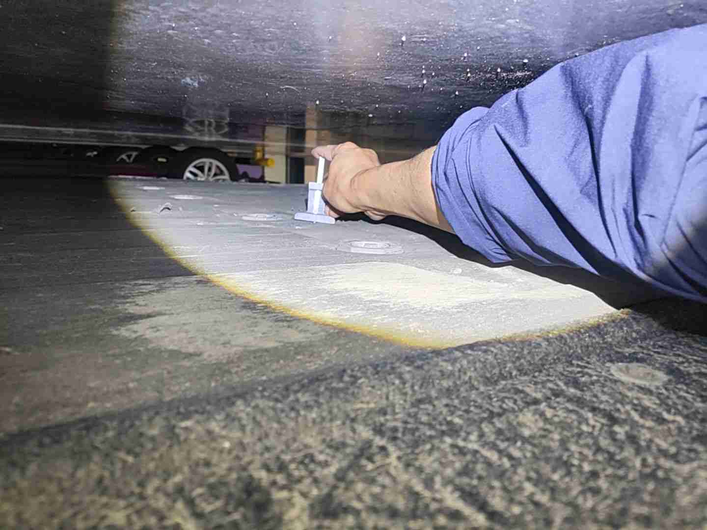 动力电池箱底板轻微凹陷实拍