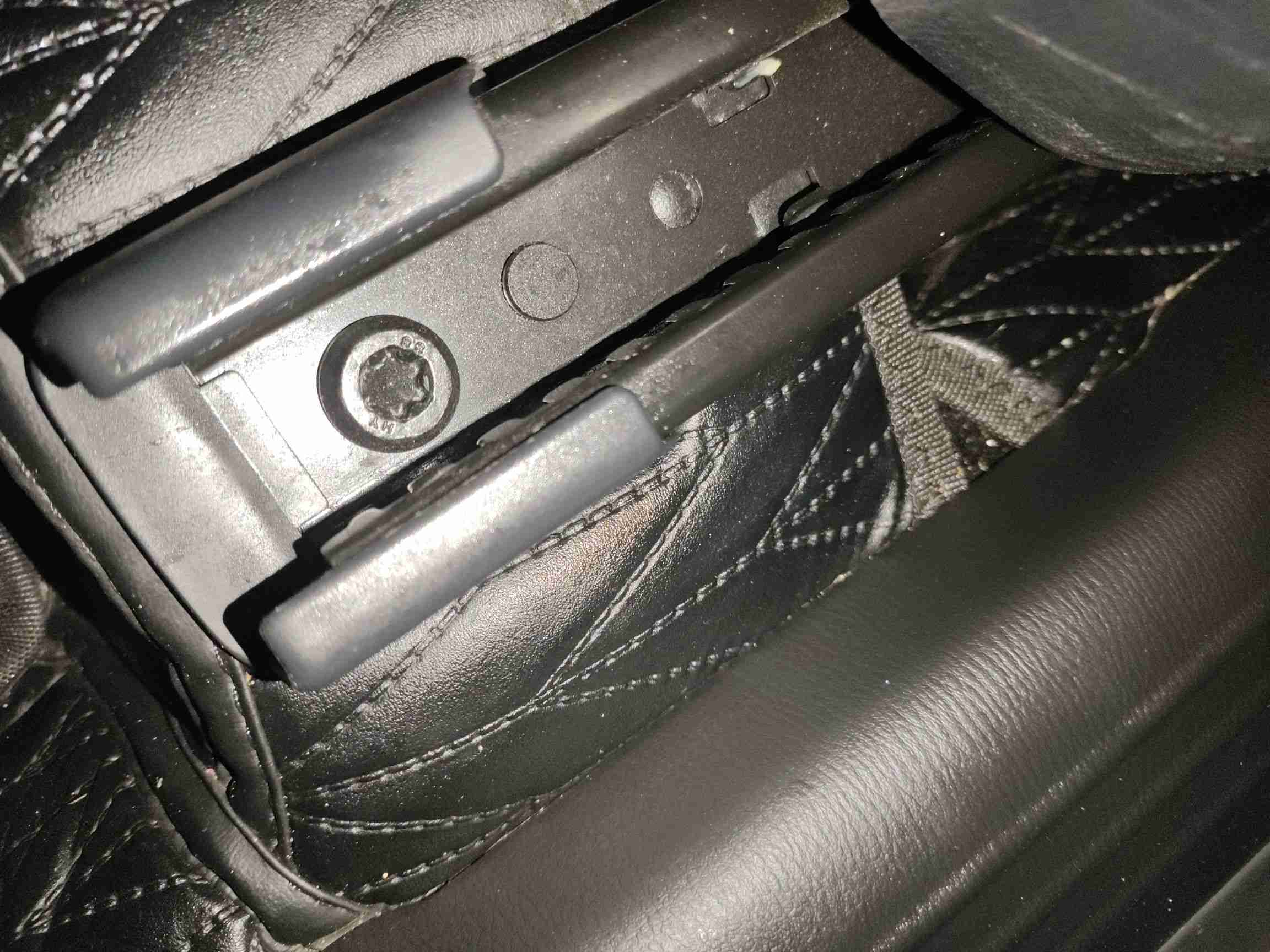 左前座椅滑轨拆卸痕迹实拍
