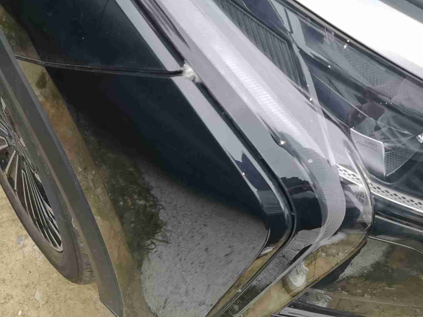 前保险杠拆卸痕迹实拍