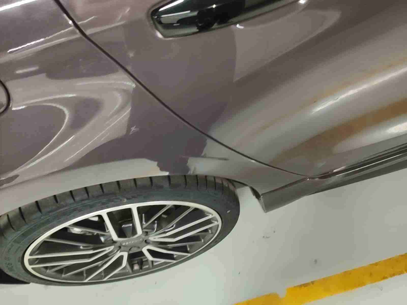右后翼子板漆面钣金修复实拍