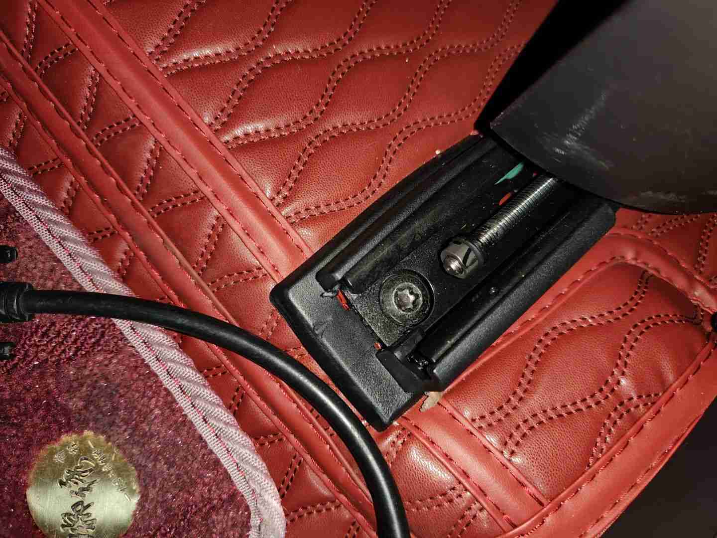 左前座椅滑轨拆卸痕迹检测实拍
