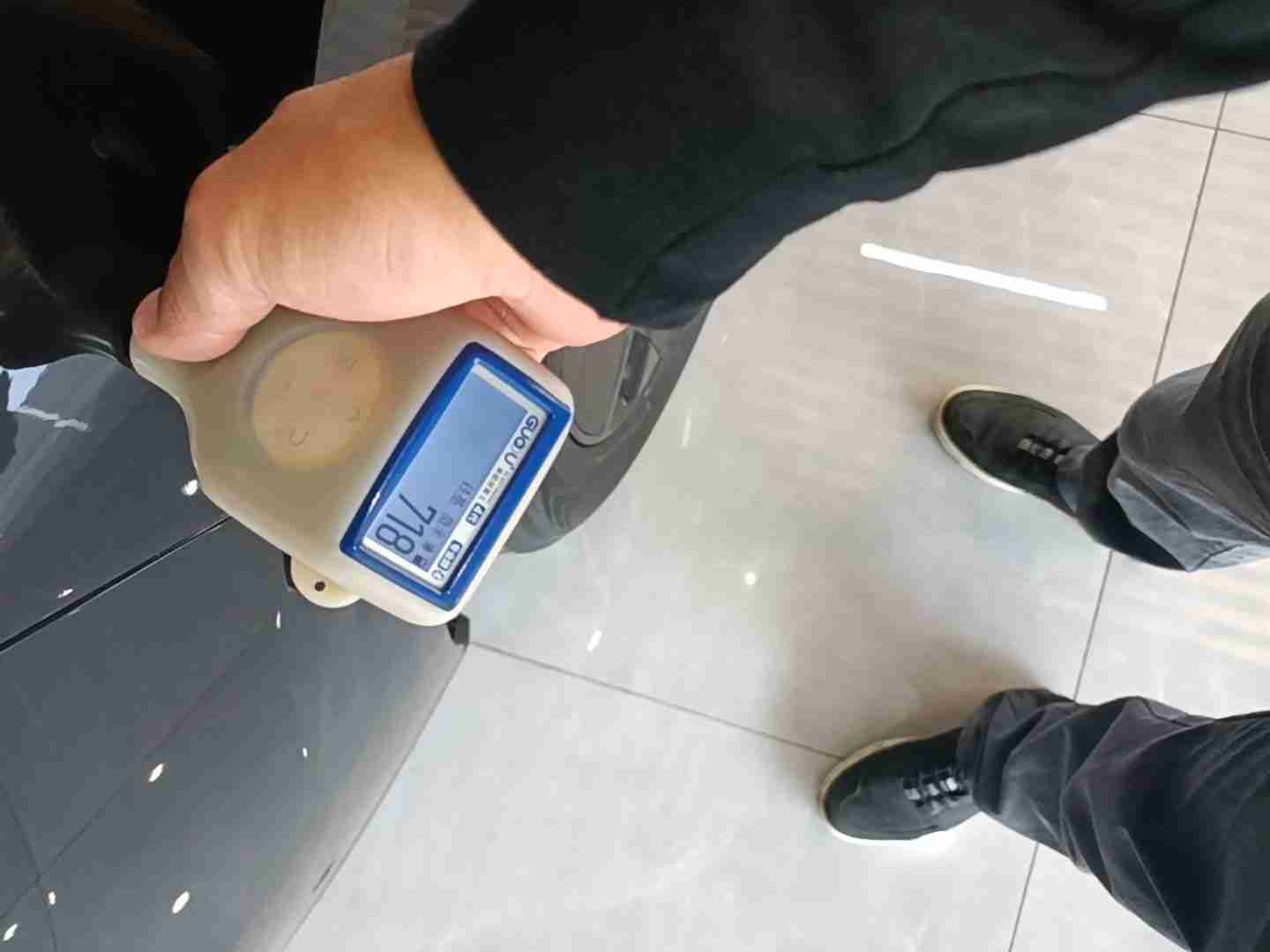 右后翼子板漆面钣金修复痕迹实拍