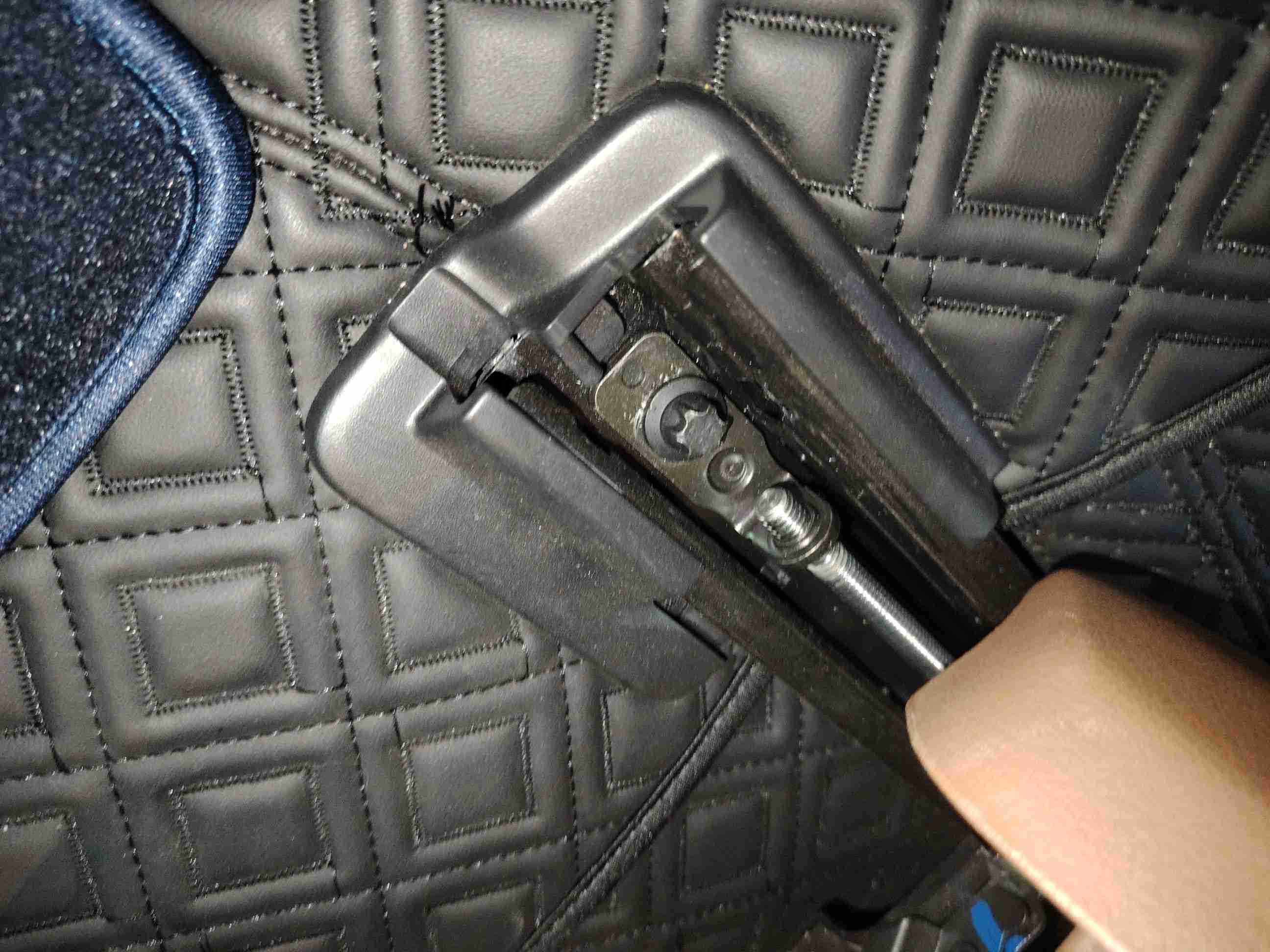 右前座椅滑轨拆卸痕迹实拍