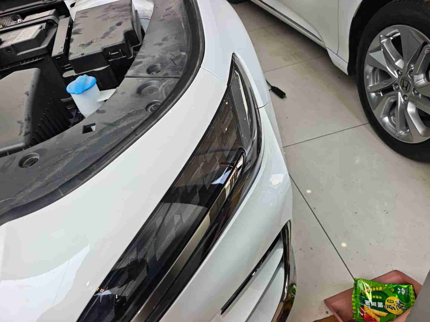 左前大灯维修痕迹部位实拍