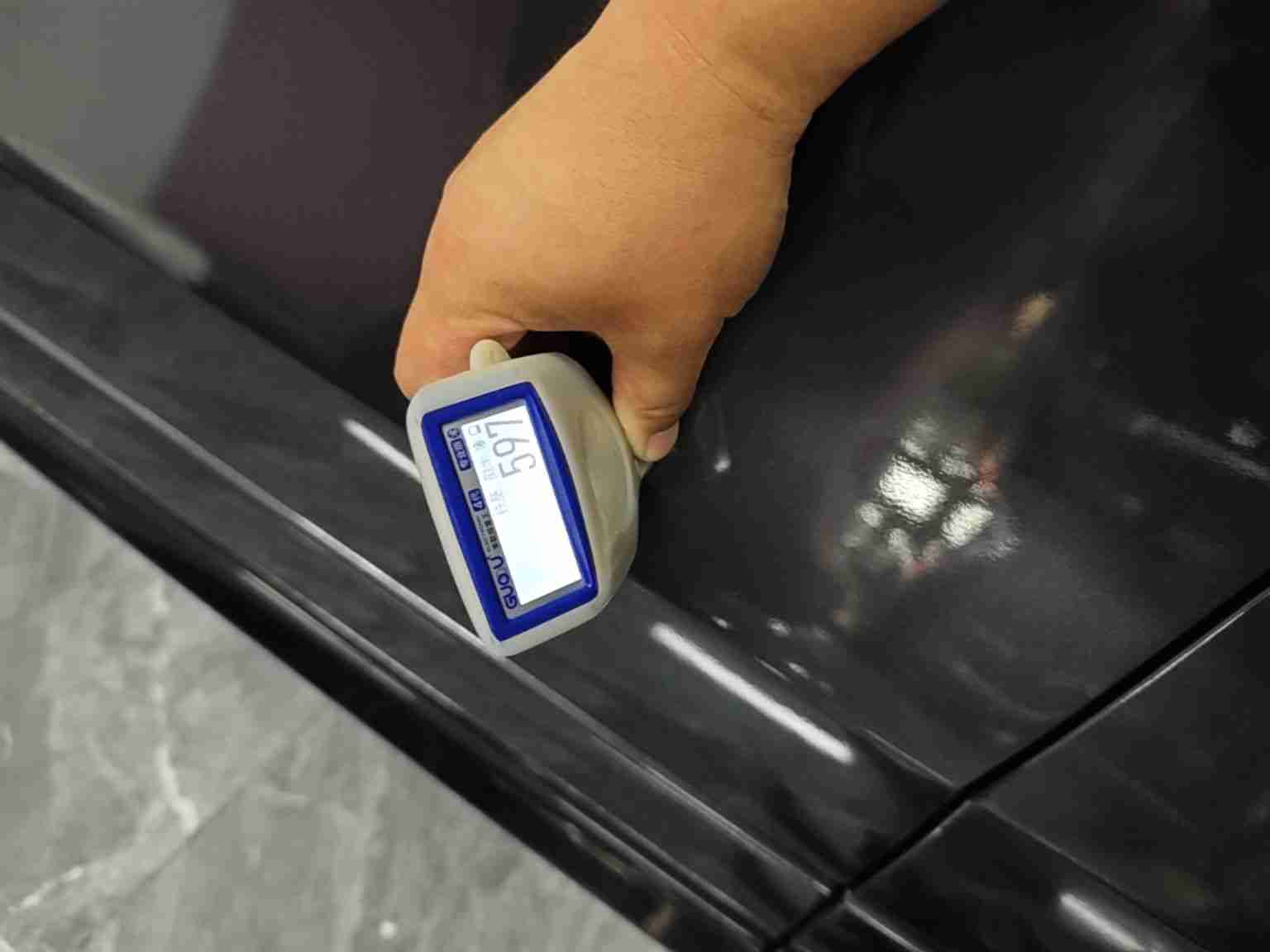 左前门钣金修复痕迹实拍