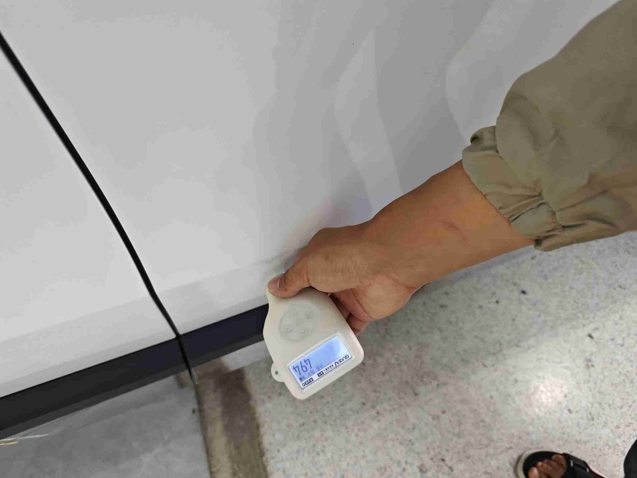 右侧前门漆面钣金修复痕迹实拍