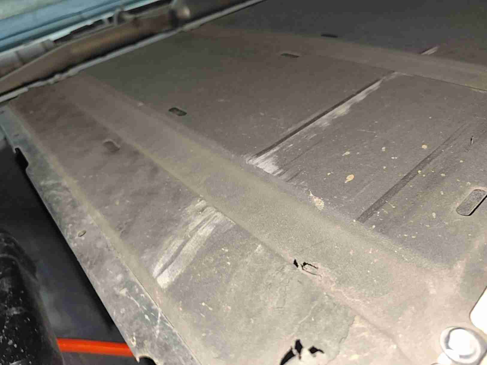 动力电池箱底板轻微剐蹭实拍