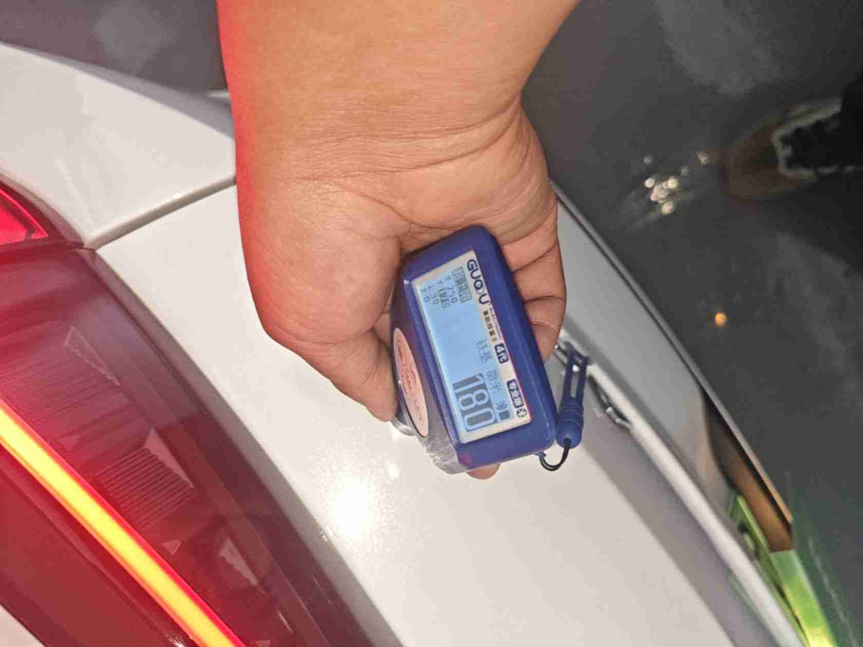 后备箱盖漆面喷漆修复实拍