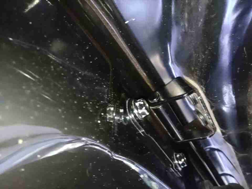 后备箱盖铰链拆卸痕迹实拍