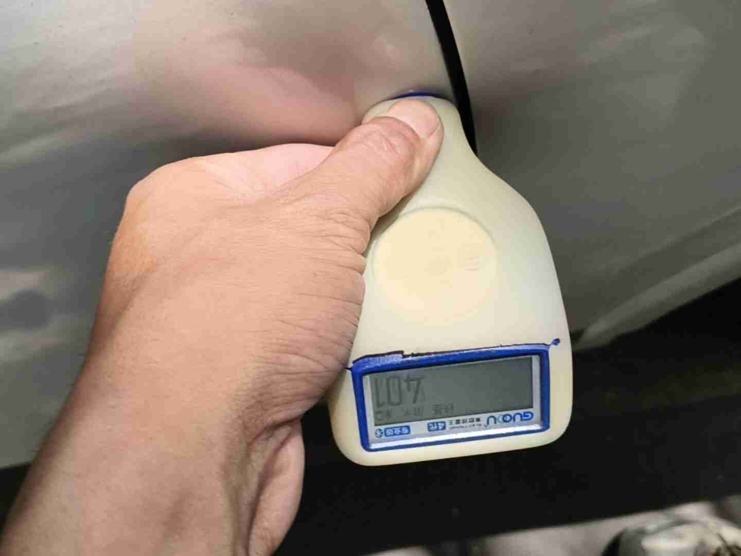 右侧前门钣金修复痕迹实拍