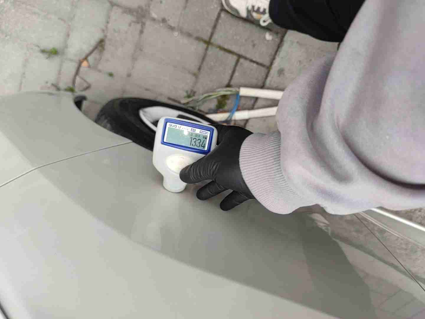 右前翼子板钣金修复痕迹实拍