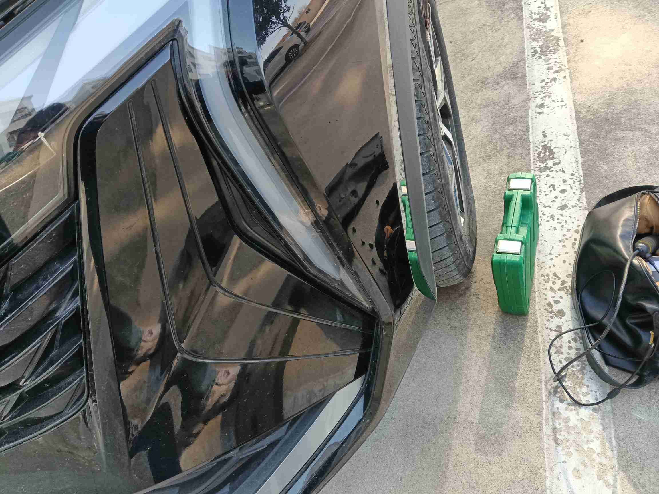 前保险杠漆面损伤实拍