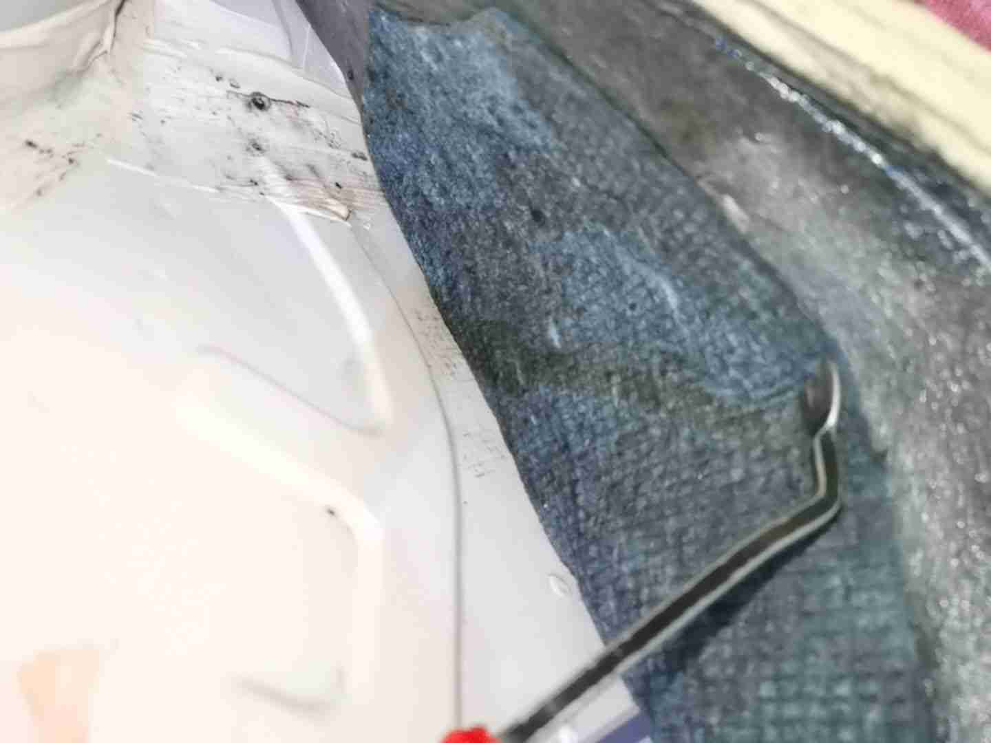 左前地毯区域浸水痕迹实拍