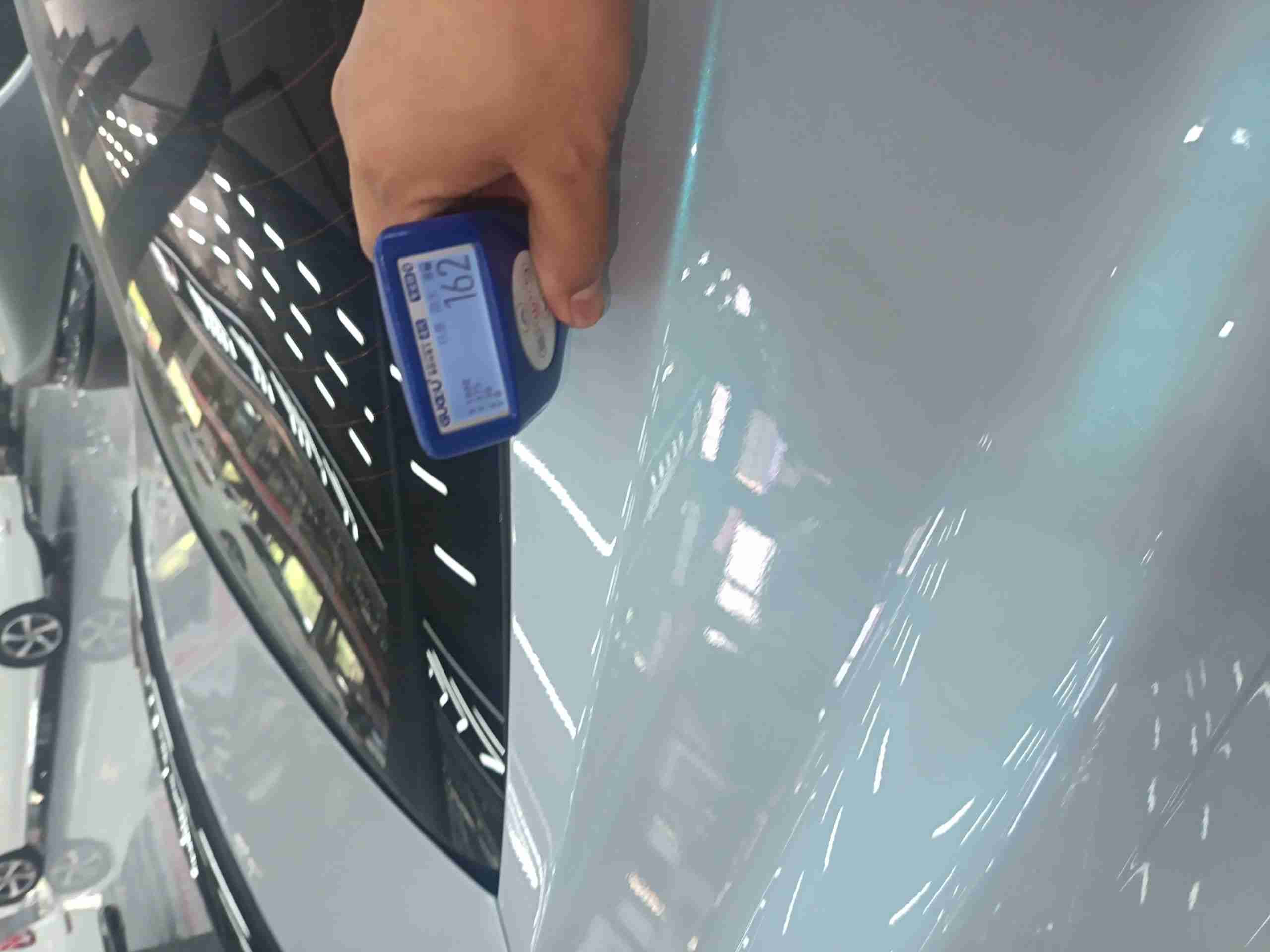 右C柱外侧喷漆痕迹实拍