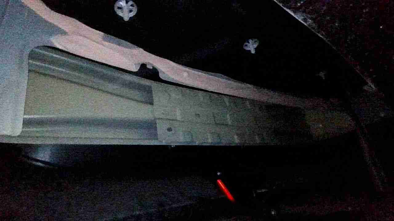 后防撞梁更换实拍