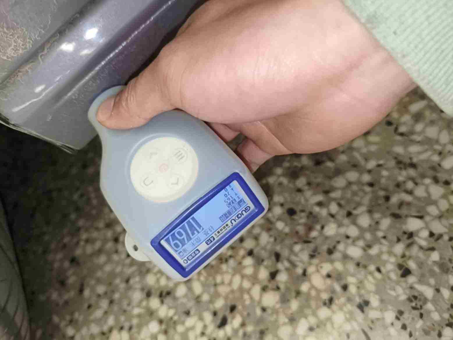 左侧底边梁漆面修复痕迹实拍