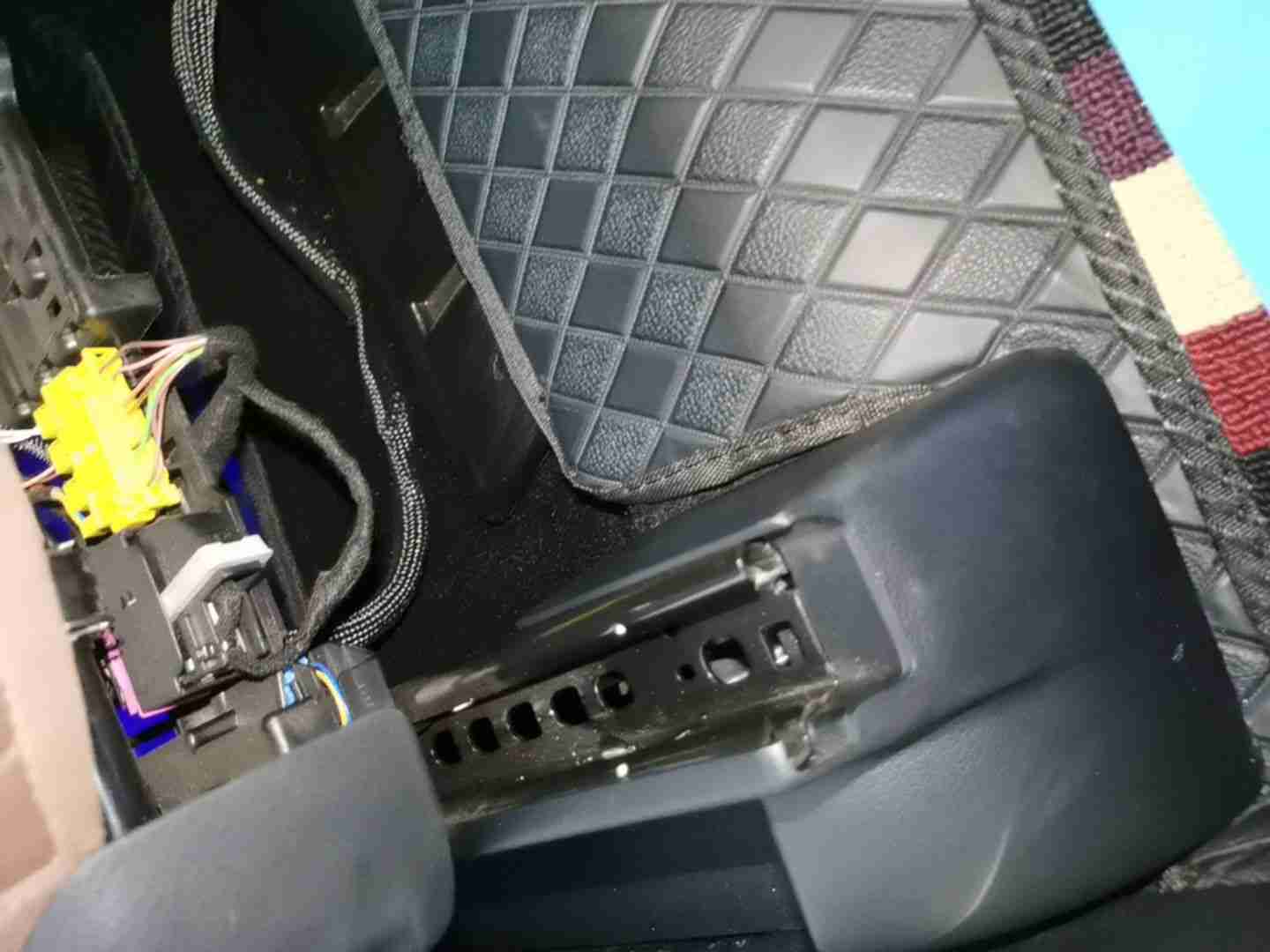 右前座椅滑轨拆卸痕迹实拍