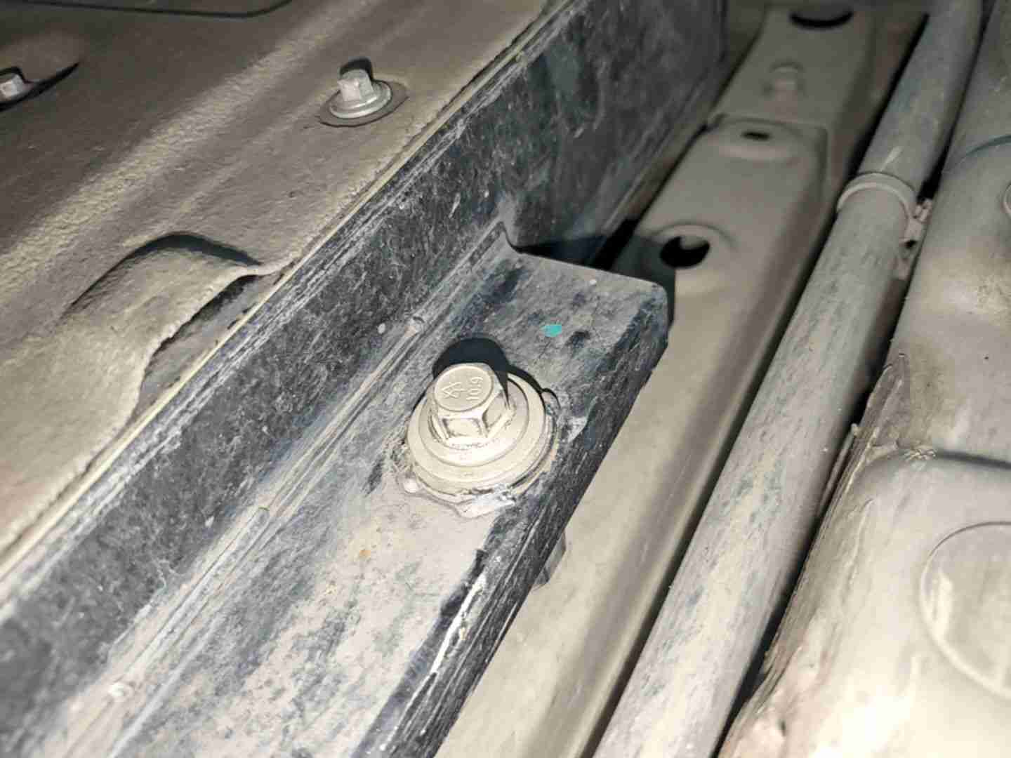 动力电池箱底板检修痕迹实拍