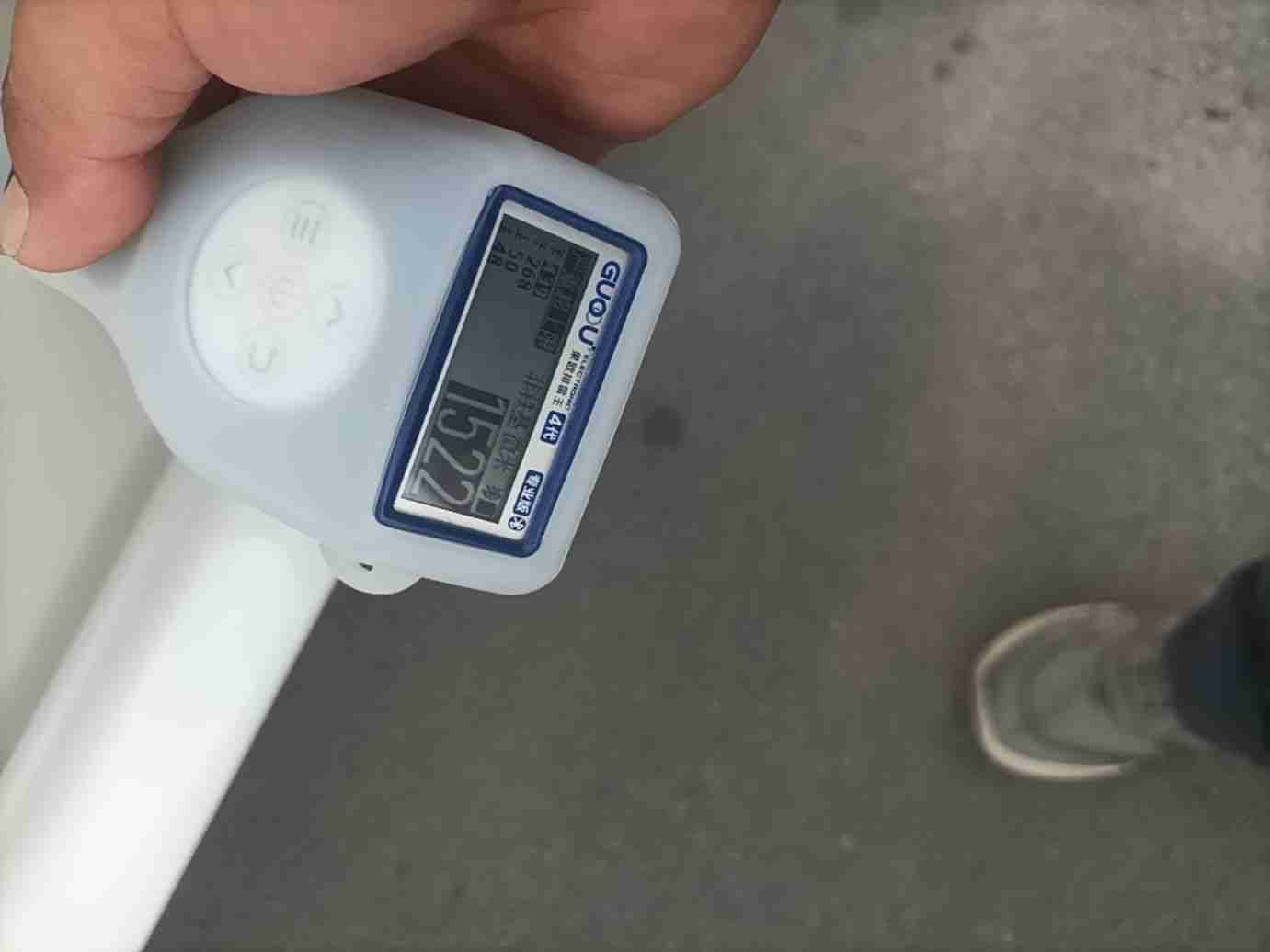 左前门钣金补漆痕迹实拍