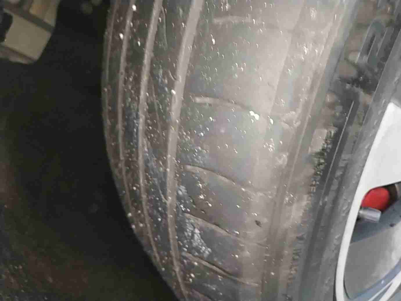 右前轮胎磨损到极限实拍
