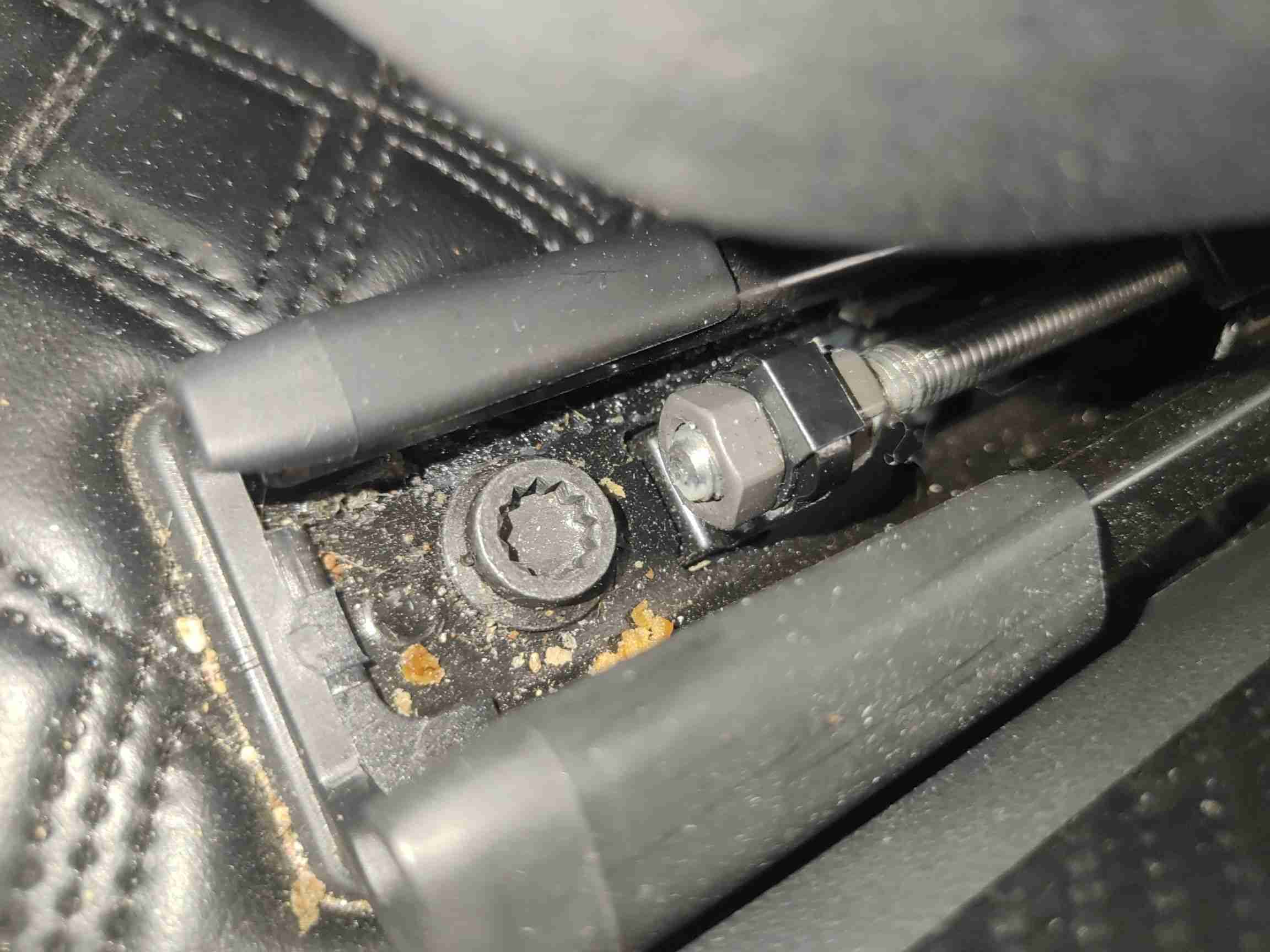 左前座椅滑轨拆卸痕迹实拍