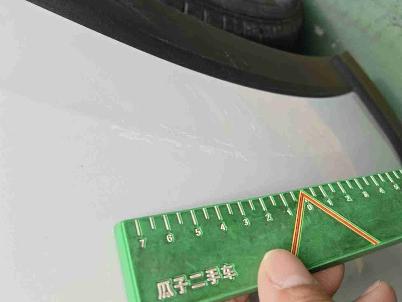 前保险杠漆面损伤实拍
