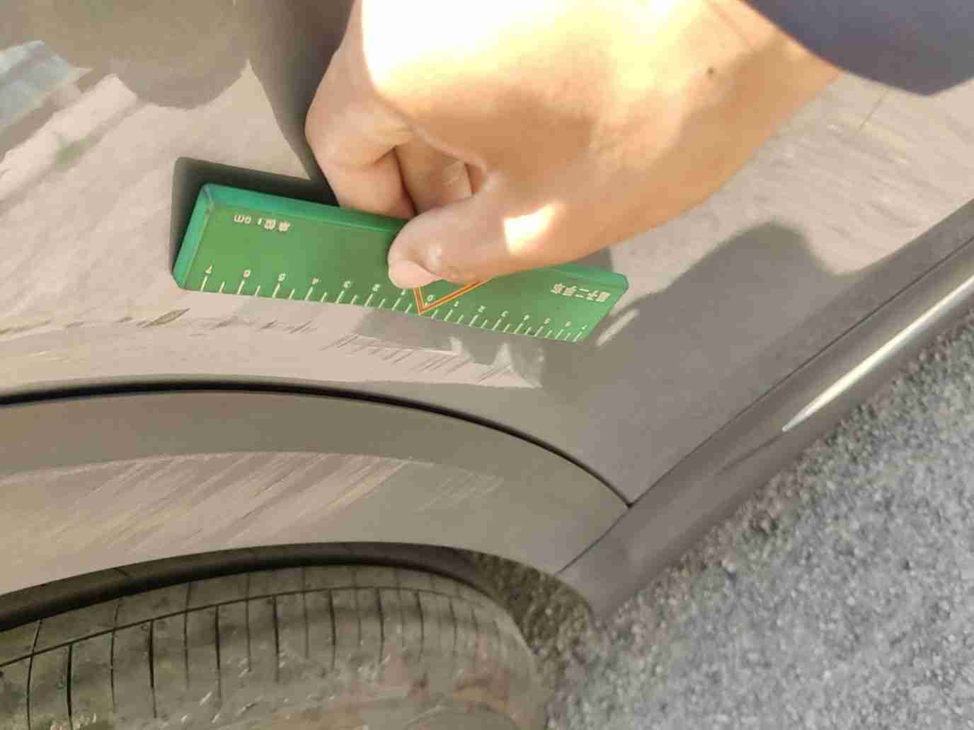 右侧后门漆面损伤实拍