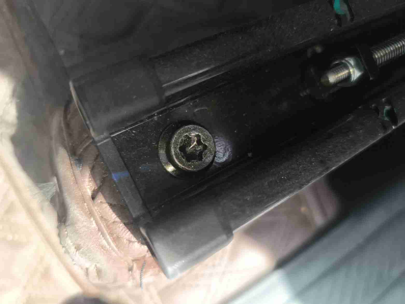 左前座椅滑轨拆卸痕迹实拍