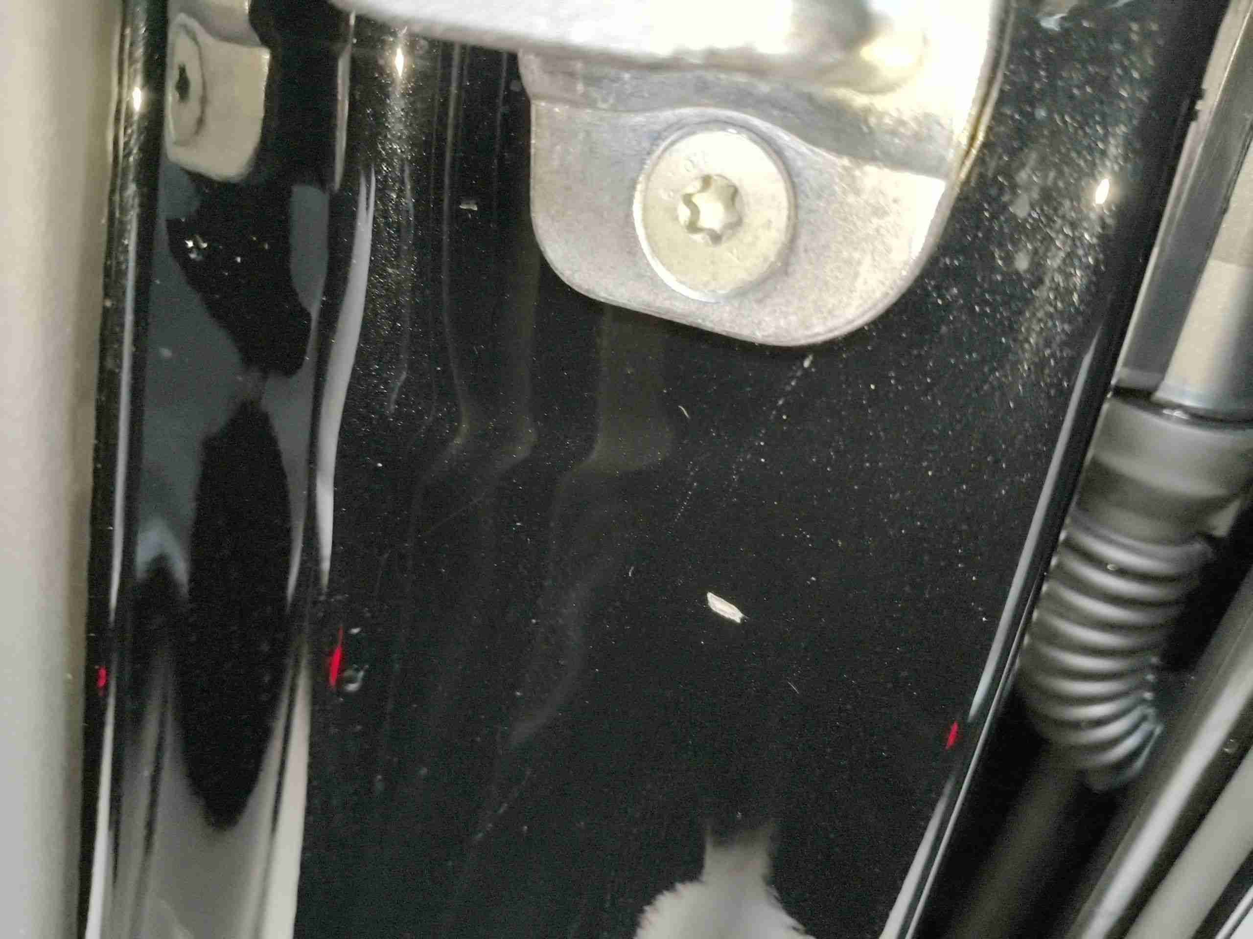左B柱内侧轻微变形实拍