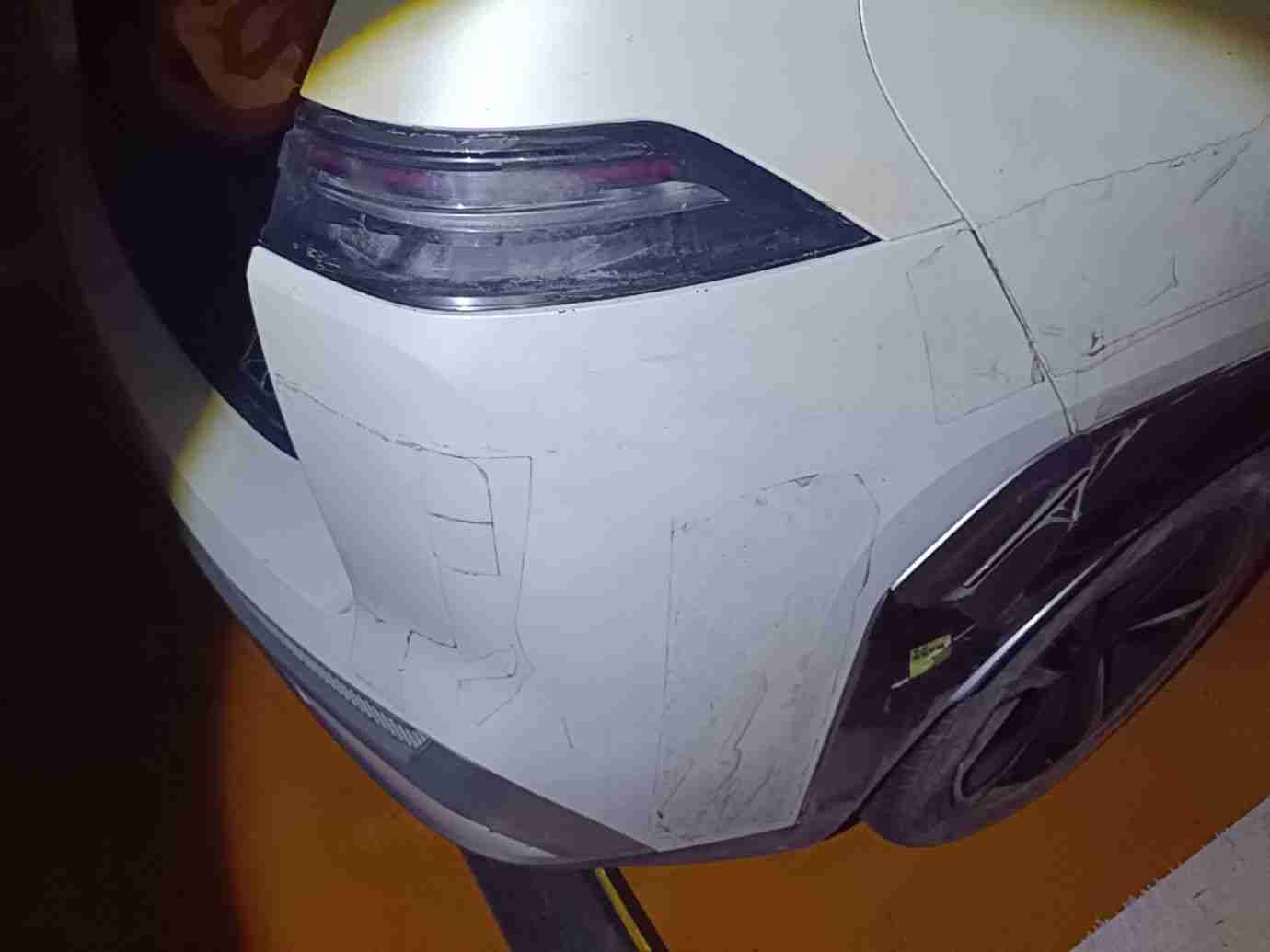后保险杠拆卸痕迹实拍