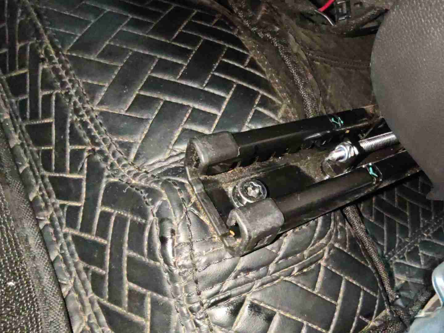 左前座椅滑轨拆卸痕迹实拍