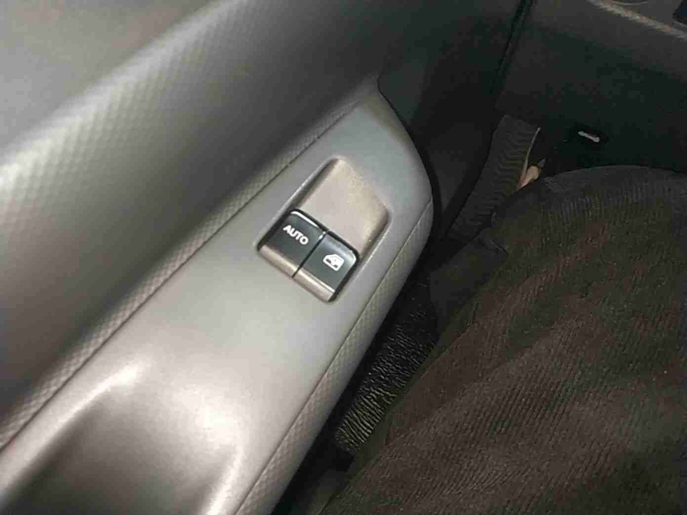 左前车门按键轻微磨损实拍