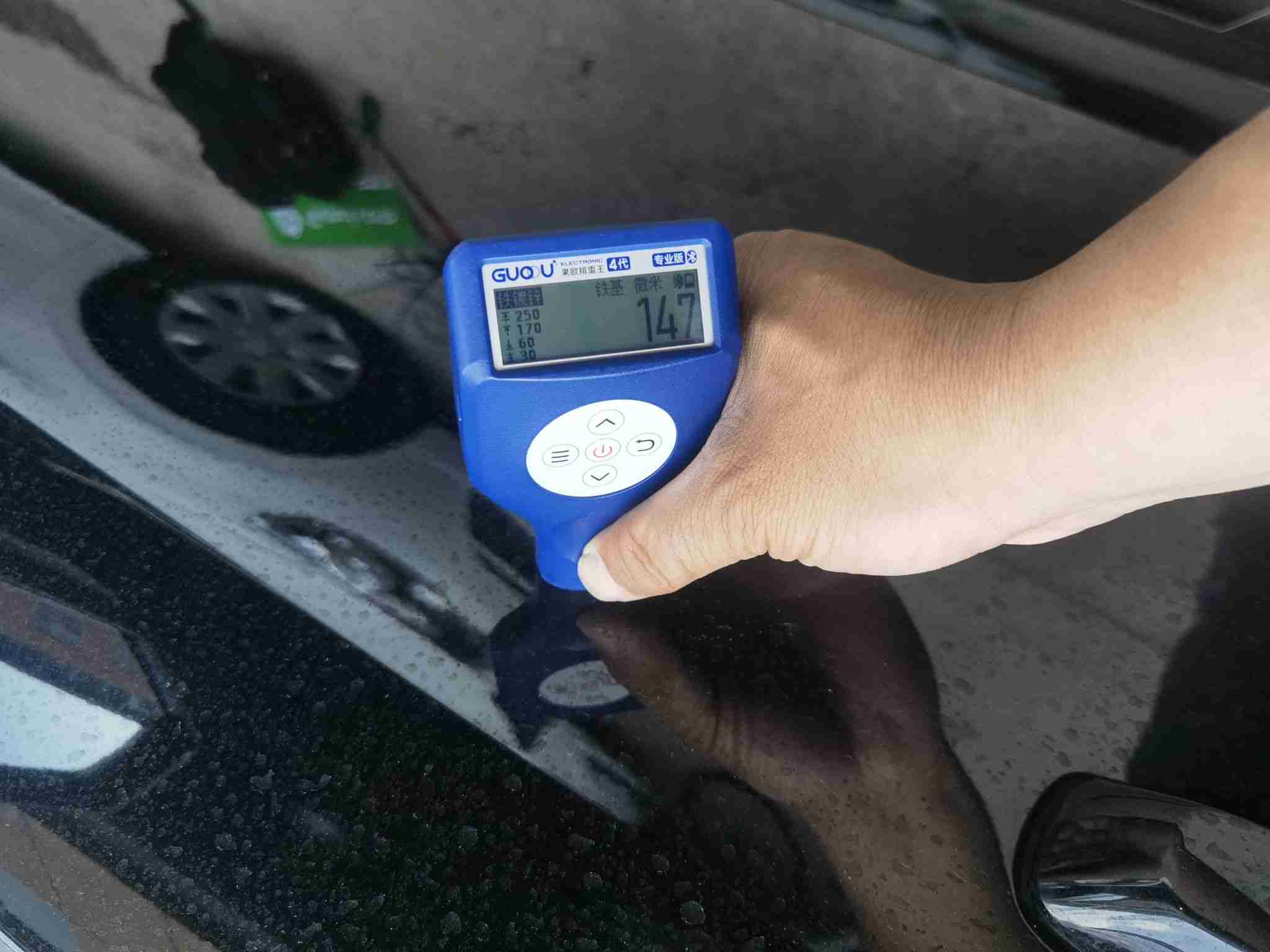 右前门喷漆痕迹实拍