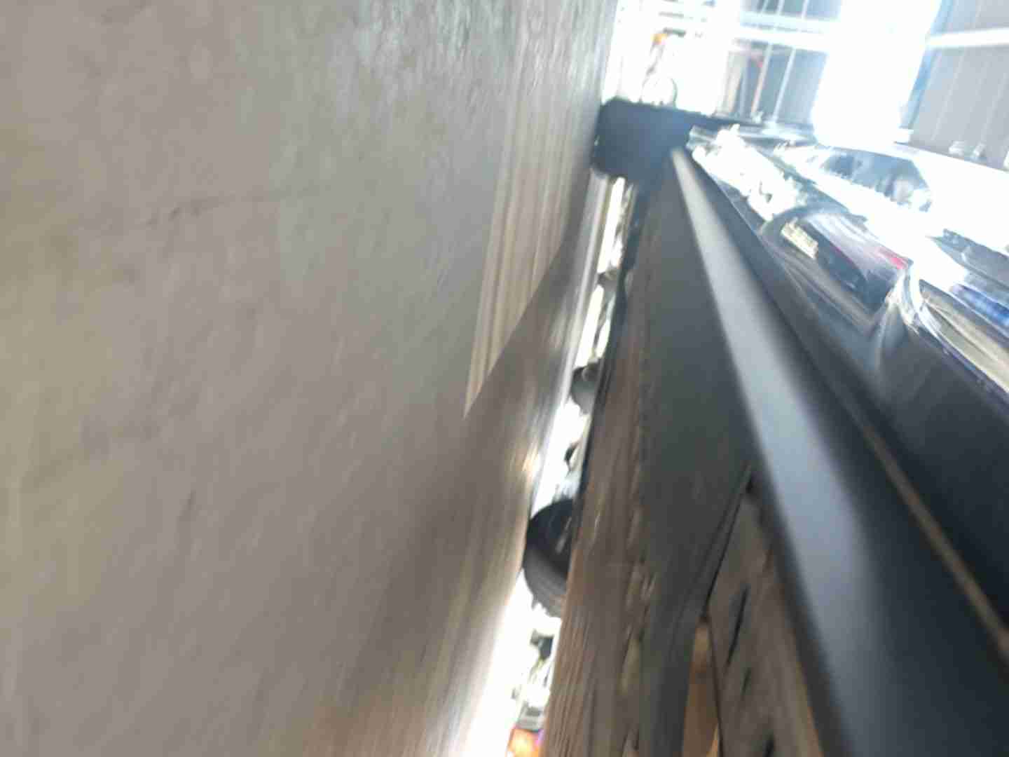左侧底边梁塑料饰板划痕实拍