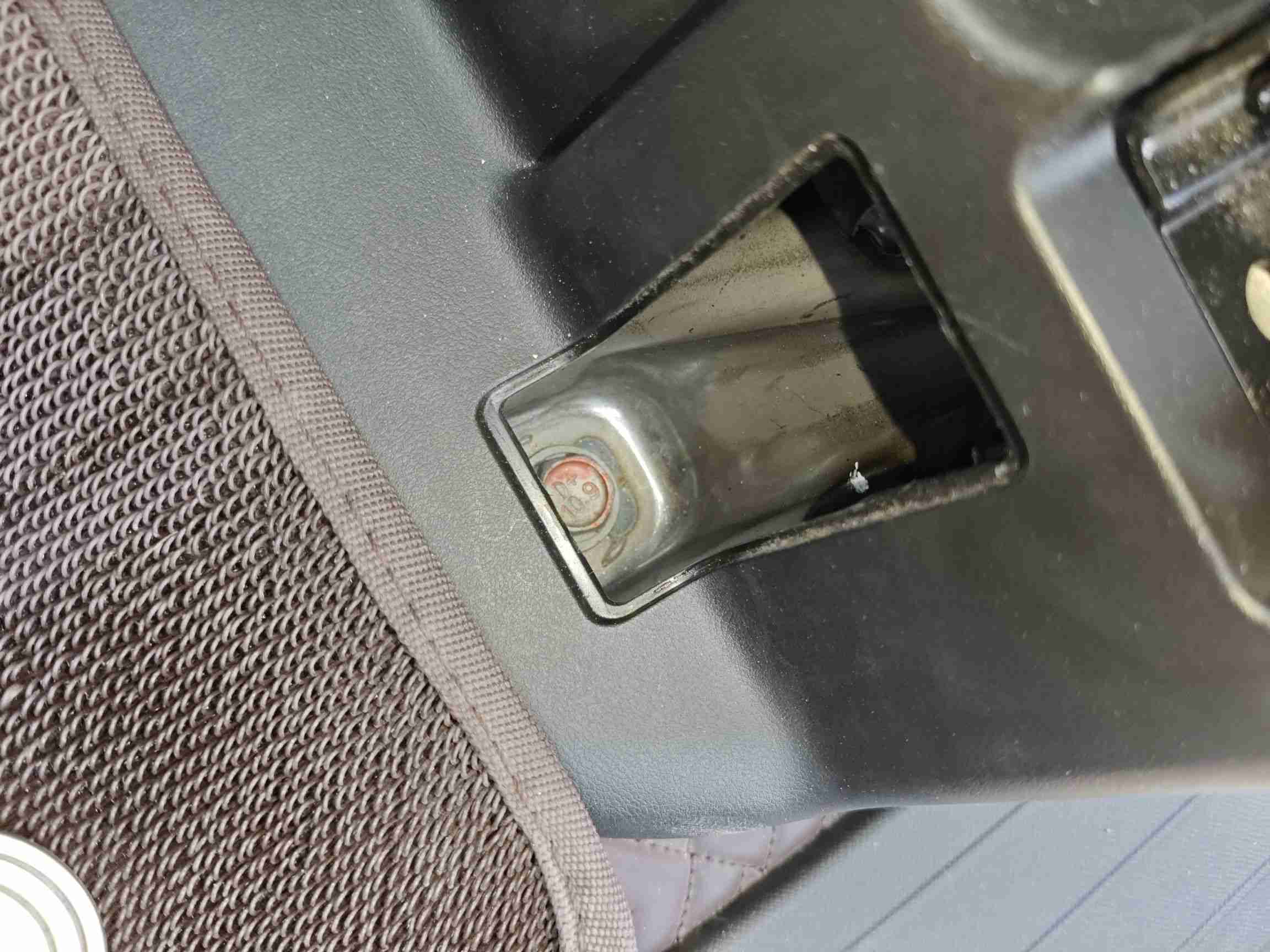 左前座椅滑轨拆卸痕迹实拍