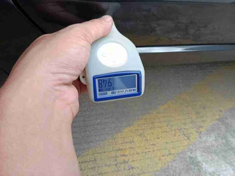 右侧后门钣金修复痕迹实拍