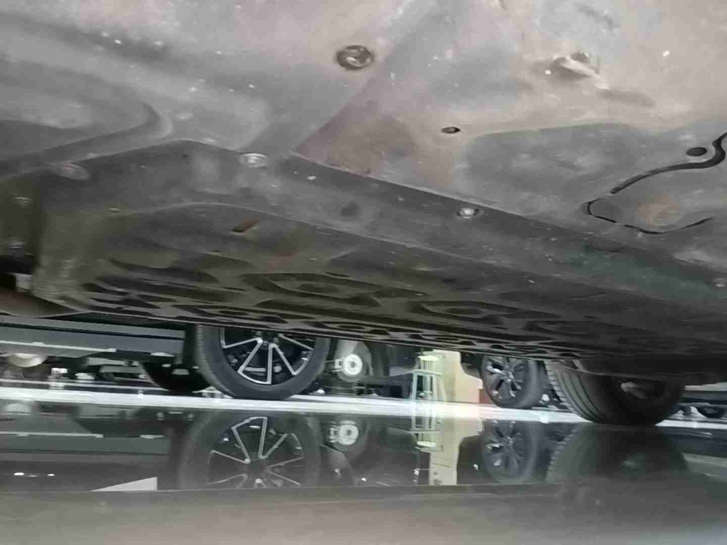 车辆侧面线条及轮毂展示