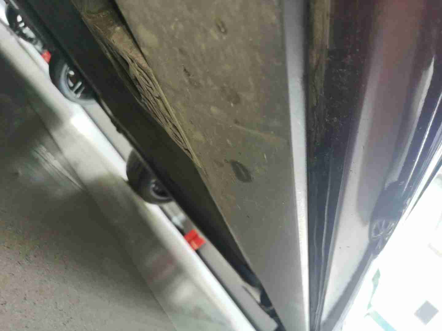左侧底边梁塑料饰板刮擦实拍