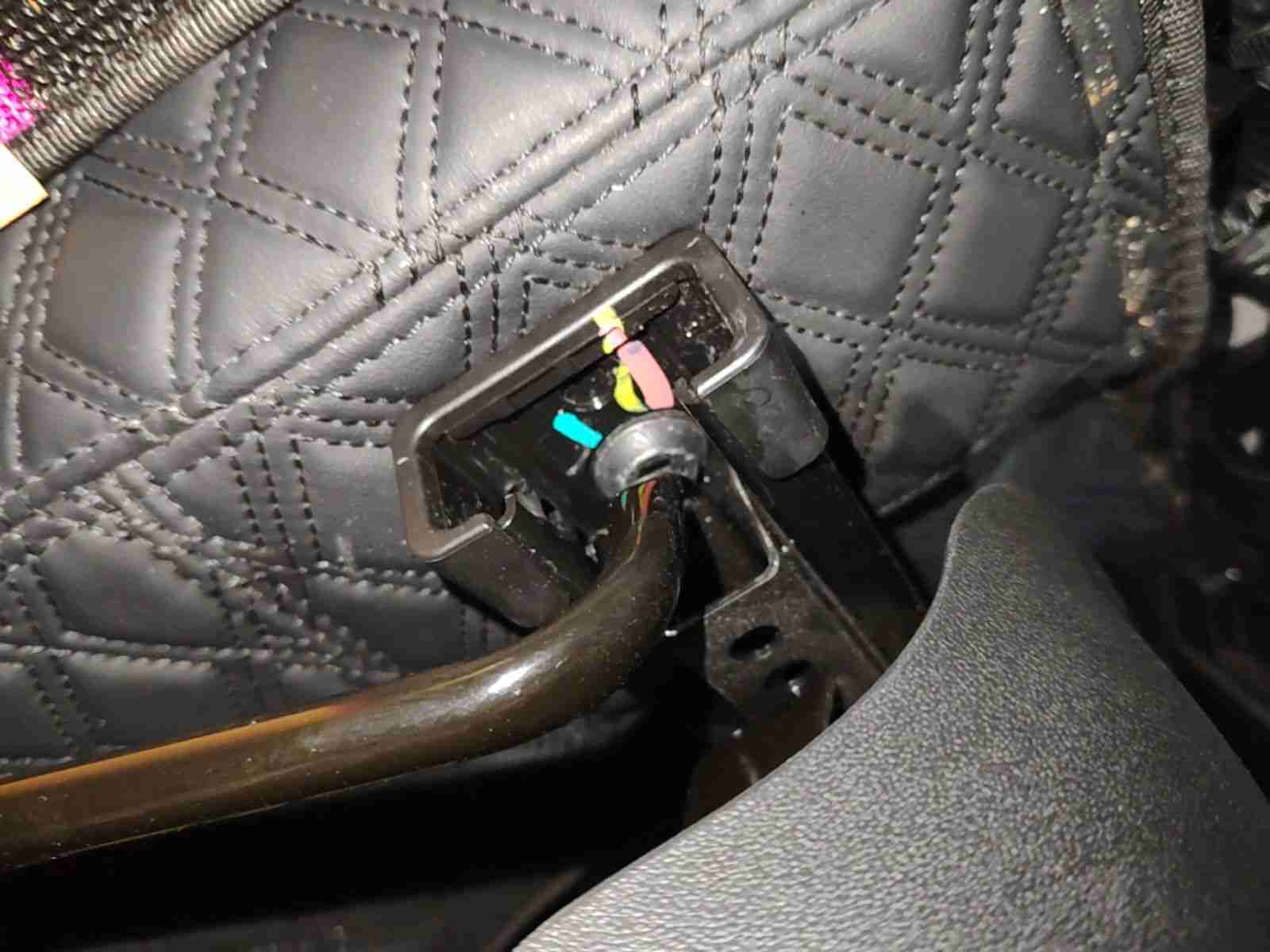 右前座椅滑轨拆卸痕迹实拍