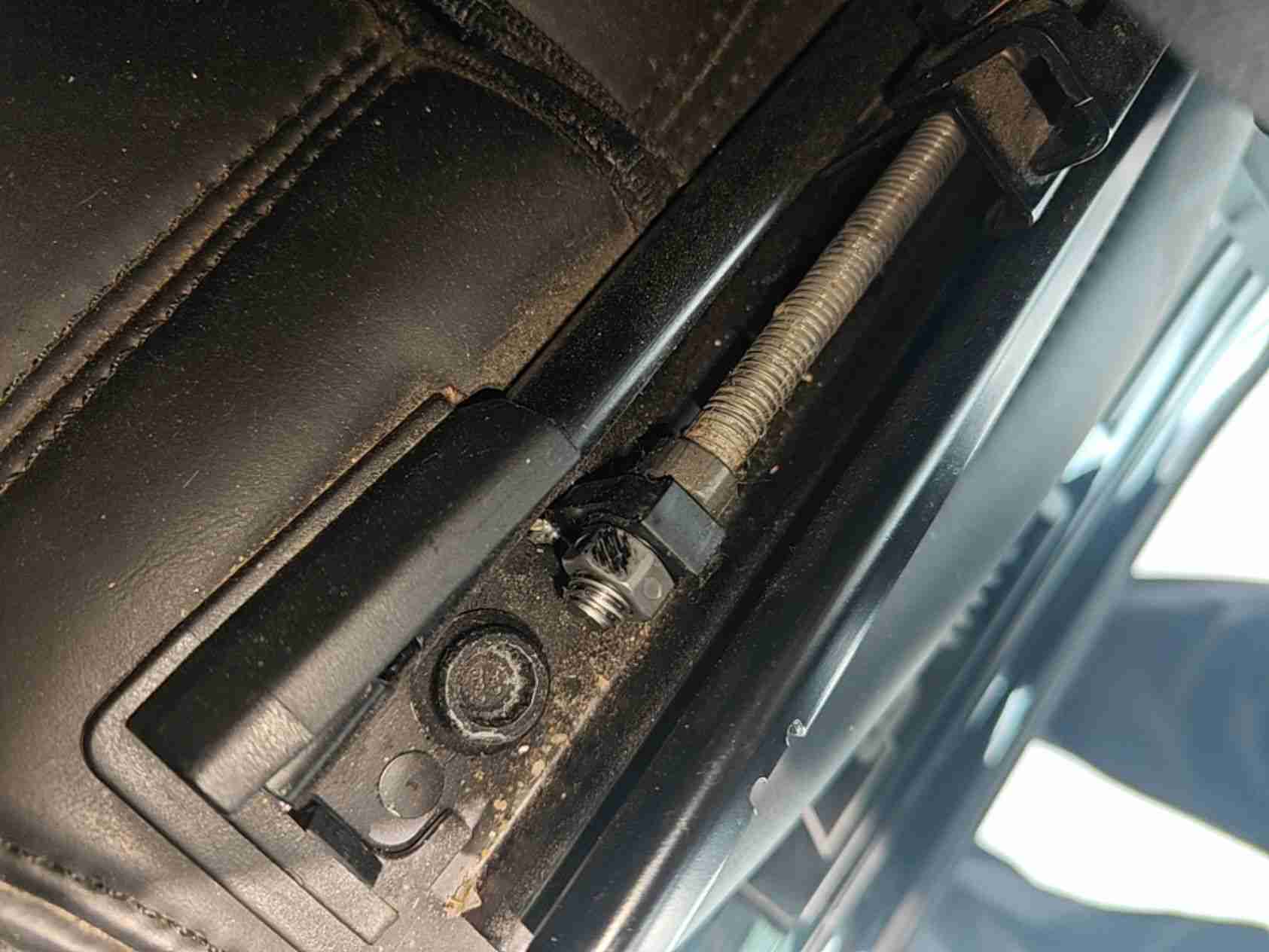 左前座椅滑轨拆卸痕迹实拍