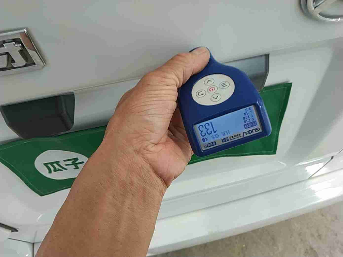 后备箱盖喷漆修复痕迹实拍